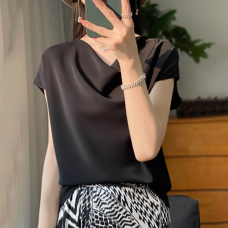 Saténový pletený top s okrúhlym výstrihom, voľný strih, 3/4 rukávy — Jar 2024