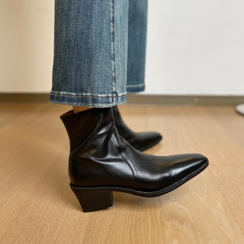 Botine damă vintage, partea superioară din Super Fiber, vârf pătrat, toc gros mediu (3–5 cm), talpă interioară din piele naturală, închidere slip-on cu fermoar lateral