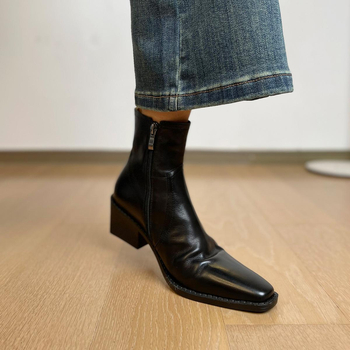 Botine damă vintage, partea superioară din Super Fiber, vârf pătrat, toc gros mediu (3–5 cm), talpă interioară din piele naturală, închidere slip-on cu fermoar lateral