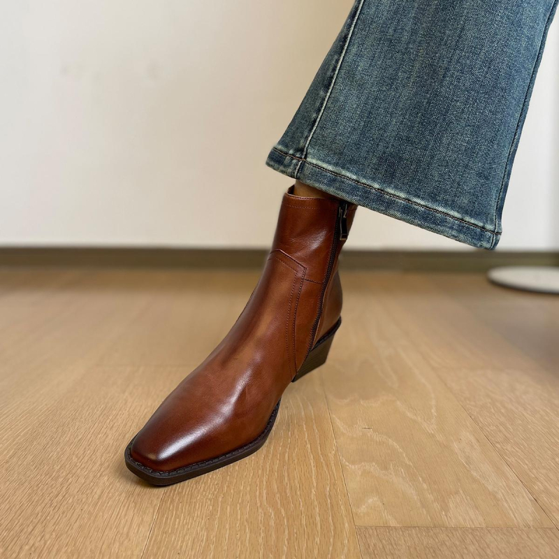 Botine damă vintage, partea superioară din Super Fiber, vârf pătrat, toc gros mediu (3–5 cm), talpă interioară din piele naturală, închidere slip-on cu fermoar lateral