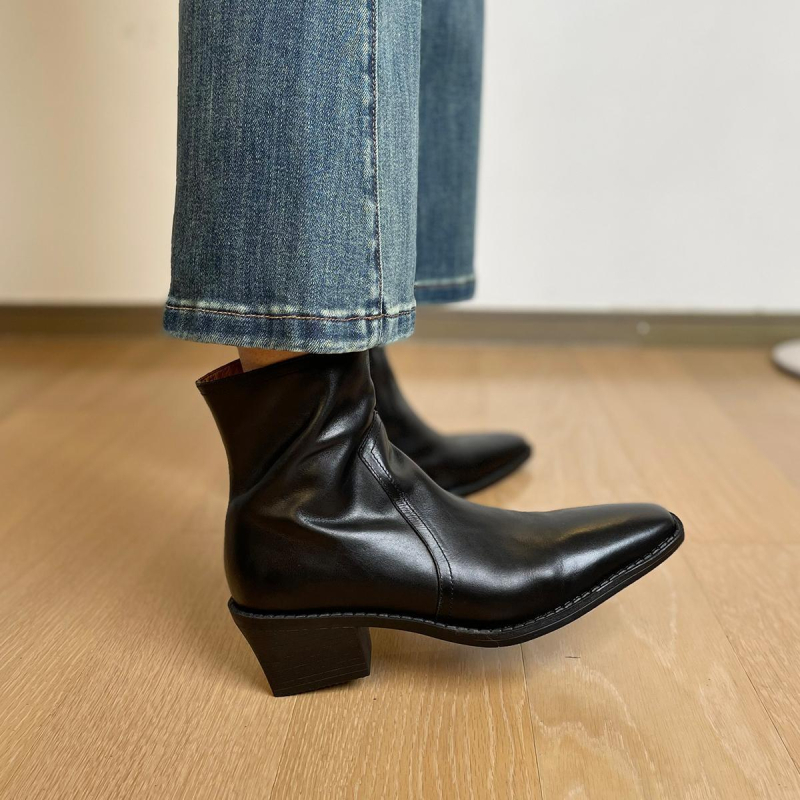 Botine damă vintage, partea superioară din Super Fiber, vârf pătrat, toc gros mediu (3–5 cm), talpă interioară din piele naturală, închidere slip-on cu fermoar lateral