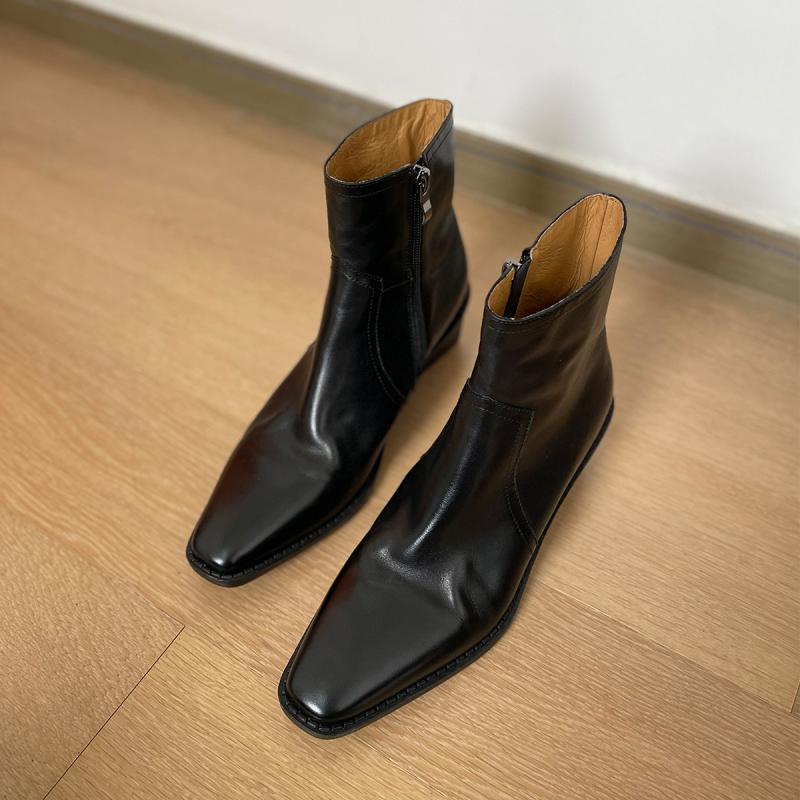 Botine damă vintage, partea superioară din Super Fiber, vârf pătrat, toc gros mediu (3–5 cm), talpă interioară din piele naturală, închidere slip-on cu fermoar lateral