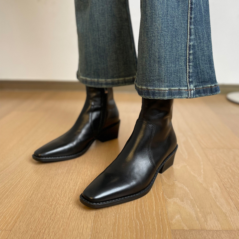 Botine damă vintage, partea superioară din Super Fiber, vârf pătrat, toc gros mediu (3–5 cm), talpă interioară din piele naturală, închidere slip-on cu fermoar lateral