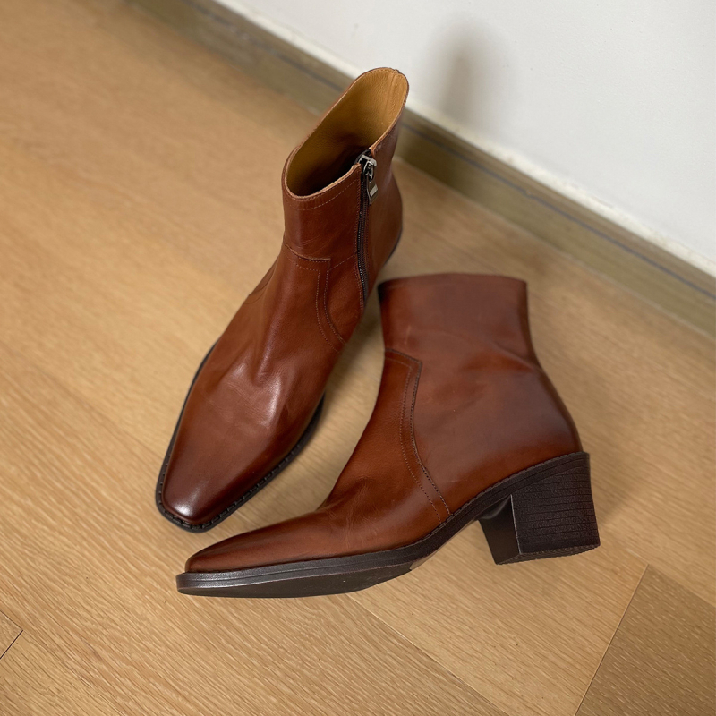 Botine damă vintage, partea superioară din Super Fiber, vârf pătrat, toc gros mediu (3–5 cm), talpă interioară din piele naturală, închidere slip-on cu fermoar lateral