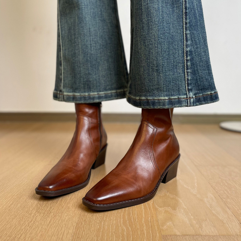 Botine damă vintage, partea superioară din Super Fiber, vârf pătrat, toc gros mediu (3–5 cm), talpă interioară din piele naturală, închidere slip-on cu fermoar lateral