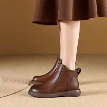 Dámske Martin topánky z dvojvrstvovej hovädzej kože, gumová podrážka, okrúhla špička, nízky holenný obvod, bočný zips