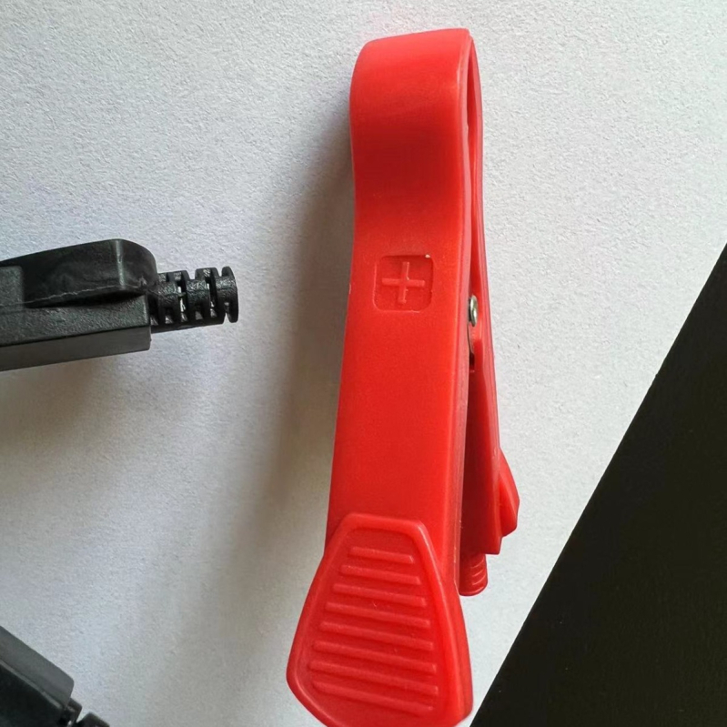 Napojni kabel za automobil s krokodilskim klipsama — vanjska uporaba, model Battery Clip Car Charger, marka Large