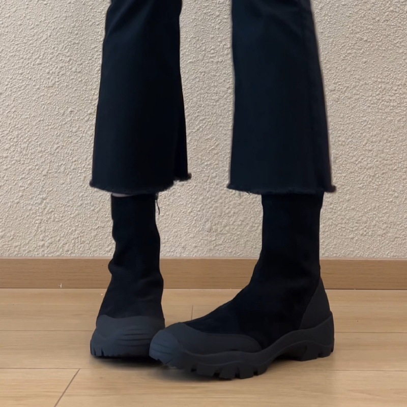 Magasságot növelő rövid csizmák, kerek orr, oldalsó cipzár, vastag talp, csúszásmentes