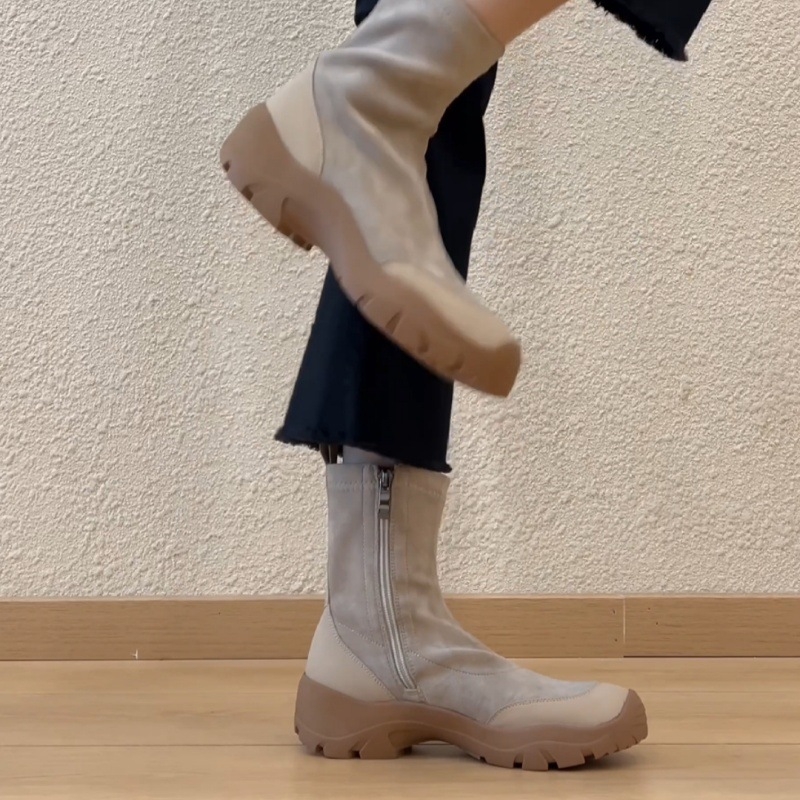 Magasságot növelő rövid csizmák, kerek orr, oldalsó cipzár, vastag talp, csúszásmentes