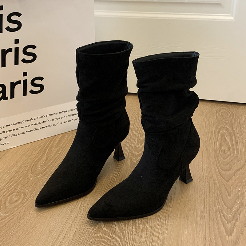 Dámske tenké čižmy s velúrovým horným dielom, špičatý nos, stredná výška podpätku 3–5 cm, stredná výška holene