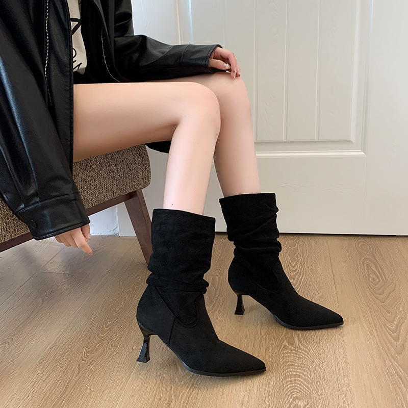 Dámske tenké čižmy s velúrovým horným dielom, špičatý nos, stredná výška podpätku 3–5 cm, stredná výška holene