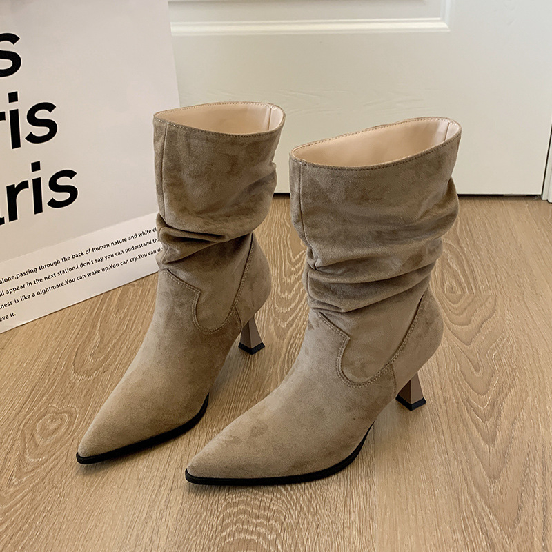 Dámske tenké čižmy s velúrovým horným dielom, špičatý nos, stredná výška podpätku 3–5 cm, stredná výška holene