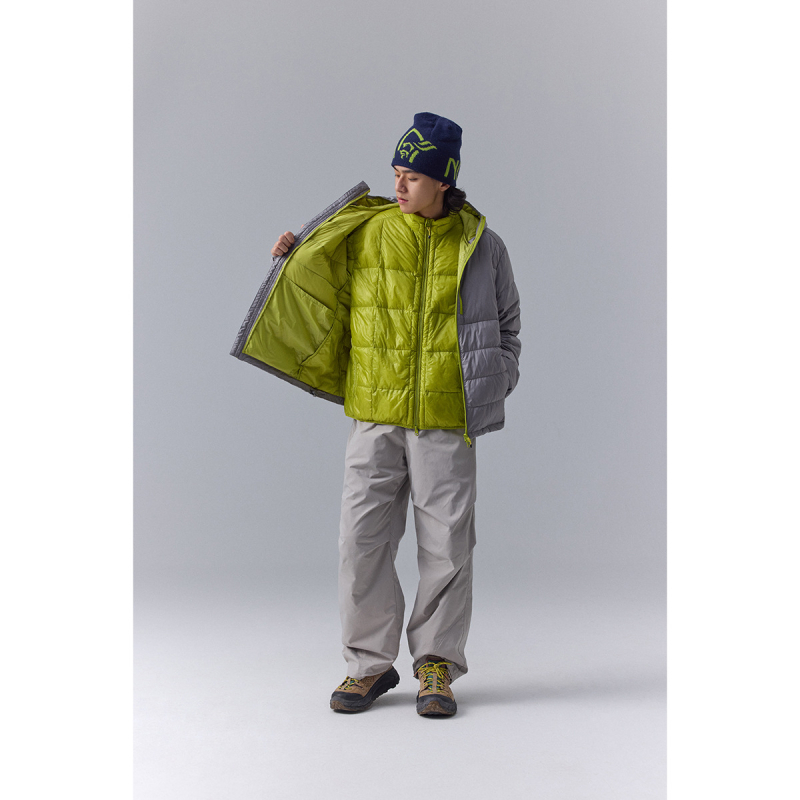 Prešívaná bunda s kapucňou, zipsom a stojačím golierom, farebný blok (Výplň: kačací páper; Obsah páperia: 86–90%; Hmotnosť výplne: 73; Odolnosť voči chladu: -20°C až -5°C; Hlavný materiál: Nylon 100%)