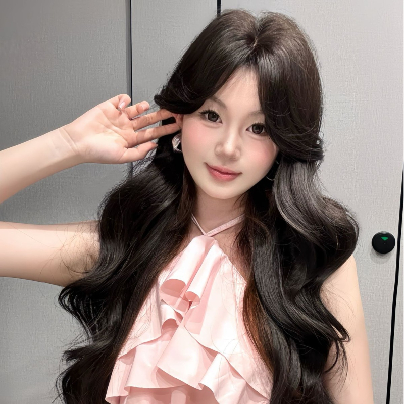 Parochňa pre ženy s dlhými kučeravými vlasmi a rovnými ofinkami, mechanické spracovanie, materiál: domáci hodváb, model 502