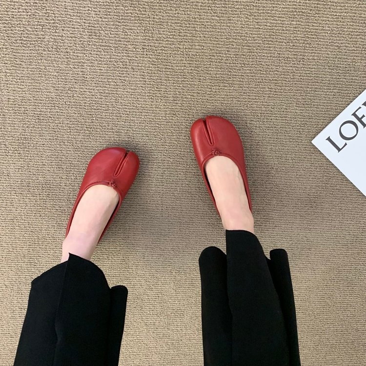 Koreai stílusú női slip‑on cipő, kerek orrú, PU műanyag felsőrész, marhaín talp, lapos sarok