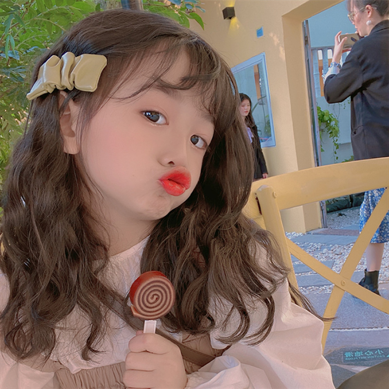 Detská parochňa s dlhými kučerami a Qi ofina, úplné prekrytie hlavy, vlasy z drôtu vysokej teploty, mechanizmus konštrukcie, model 908