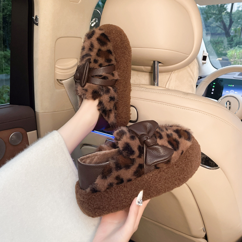 Γυναικείες παντόφλες-λοφέρ με γούνα, παχιά σόλα — βελούρ επάνω μέρος, εσωτερική επένδυση από τεχνητή γούνα, ύψος τακουνιού 3–5 cm, χαμηλός σχεδιασμός