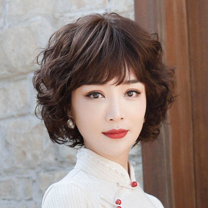 Parochňa z pravých ľudských vlasov, úplné prekrytie hlavy, krátke kučeravé vlasy, pre ženy stredného a staršieho veku, farbenie možné.