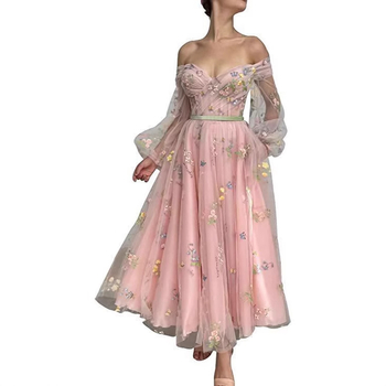 Spoločenské šaty s výstrihom na jedno rameno a vyšívanou čipkou, rukávy typu princezná, vysoký pás, mini dĺžka