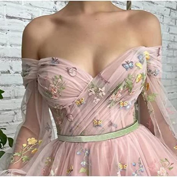 Spoločenské šaty s výstrihom na jedno rameno a vyšívanou čipkou, rukávy typu princezná, vysoký pás, mini dĺžka