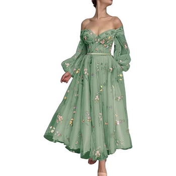 Spoločenské šaty s výstrihom na jedno rameno a vyšívanou čipkou, rukávy typu princezná, vysoký pás, mini dĺžka