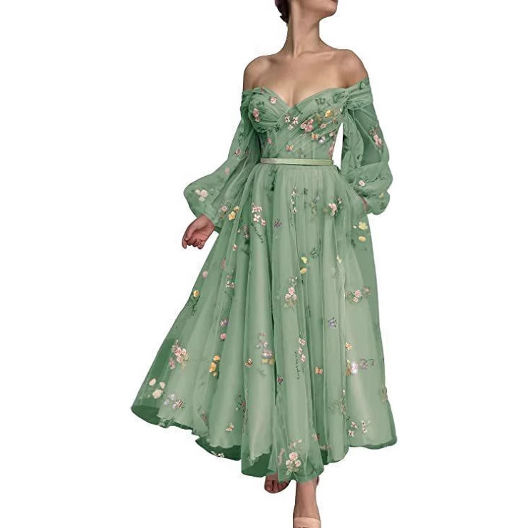 Рокля за бала с открита презрамка и дантелена бродерия, ръкави стил принцеса, висока талия, мини дължина