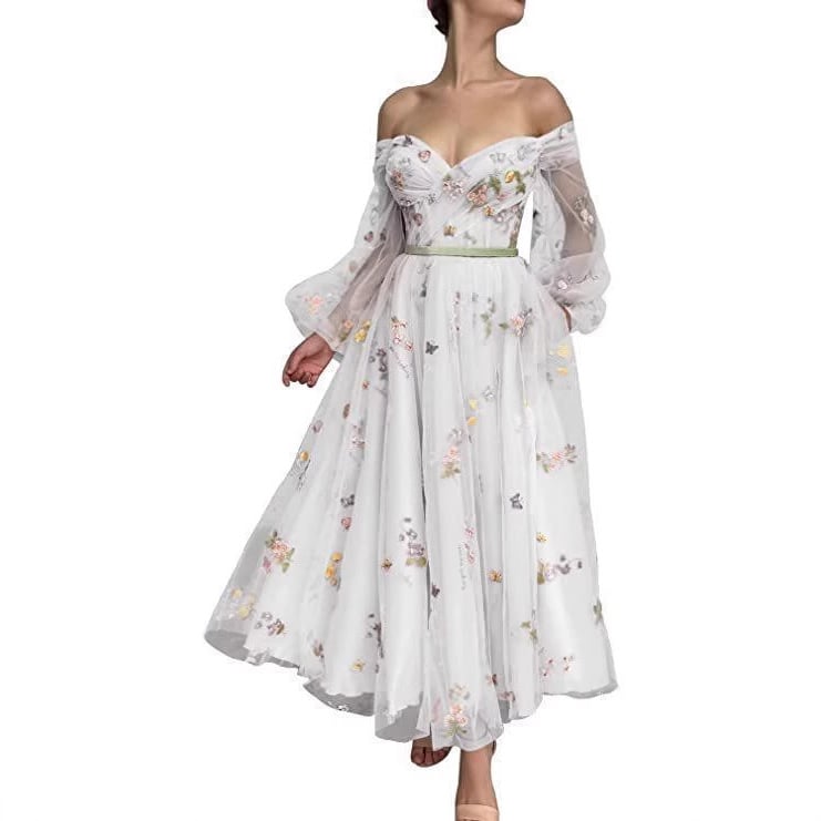 Spoločenské šaty s výstrihom na jedno rameno a vyšívanou čipkou, rukávy typu princezná, vysoký pás, mini dĺžka