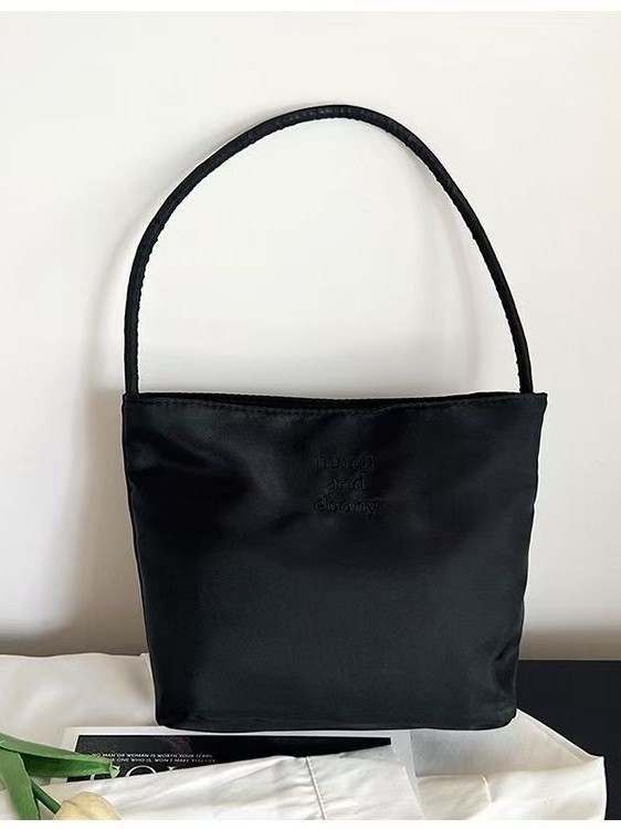 PU anyagú válltáska, vödör alakú, mágneses zár, nylon bélés, belső cipzáras rekesz
