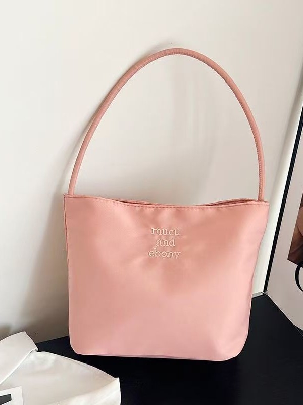 PU anyagú válltáska, vödör alakú, mágneses zár, nylon bélés, belső cipzáras rekesz
