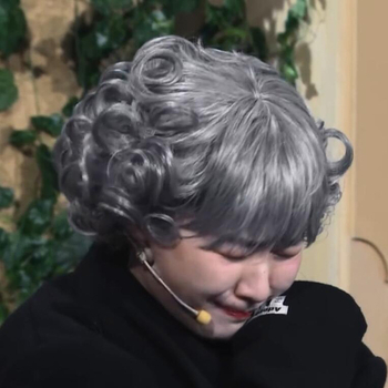 Parochňa s krátkymi kučeravými vlasmi na scénu, prirodzený štýl, drôt s vysokou teplotou, model 546, šikmé ofiny