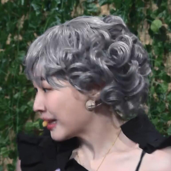 Parochňa s krátkymi kučeravými vlasmi na scénu, prirodzený štýl, drôt s vysokou teplotou, model 546, šikmé ofiny