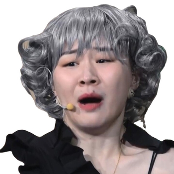 Parochňa s krátkymi kučeravými vlasmi na scénu, prirodzený štýl, drôt s vysokou teplotou, model 546, šikmé ofiny