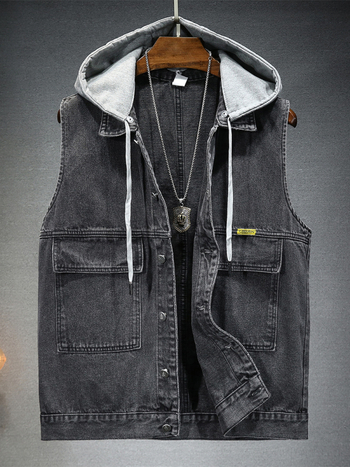 Džínsová vesta s kapucňou, voľný strih, golier s klapkou, zapínanie na jeden rad gombov, pranie pieskom