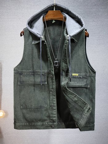 Džínsová vesta s kapucňou, voľný strih, golier s klapkou, zapínanie na jeden rad gombov, pranie pieskom