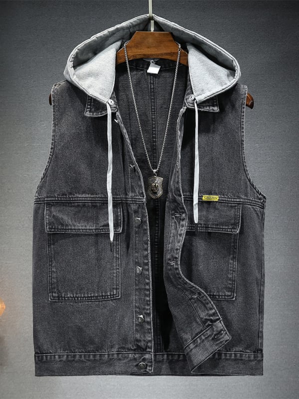 Džínsová vesta s kapucňou, voľný strih, golier s klapkou, zapínanie na jeden rad gombov, pranie pieskom