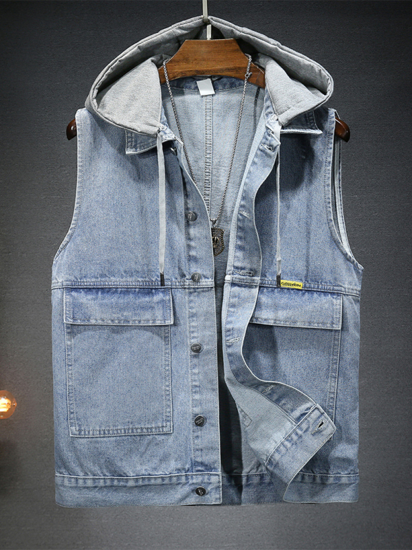 Džínsová vesta s kapucňou, voľný strih, golier s klapkou, zapínanie na jeden rad gombov, pranie pieskom