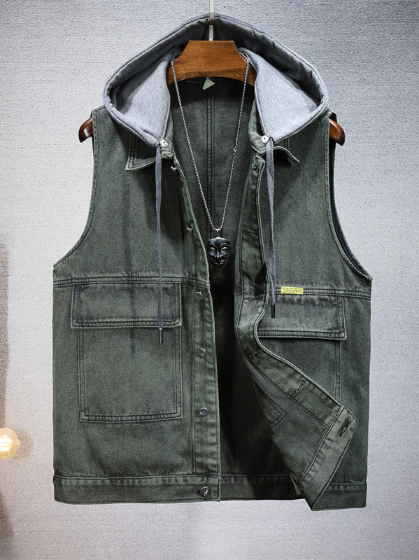 Džínsová vesta s kapucňou, voľný strih, golier s klapkou, zapínanie na jeden rad gombov, pranie pieskom