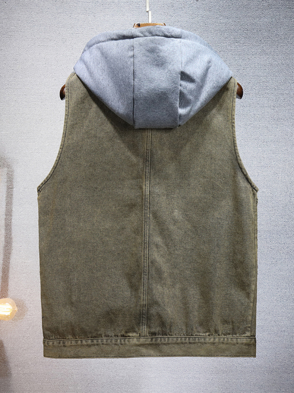 Džínsová vesta s kapucňou, voľný strih, golier s klapkou, zapínanie na jeden rad gombov, pranie pieskom