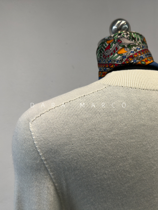 Dámsky bezšvový sveter s kruhovým výstrihom a Raglan rukávmi — kašmírová zmes s akrylom, stredná hrúbka, hodvábny lesk pleteniny, Jeseň 2025