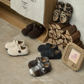 Talveks lastele villase ülaosaga, fleece voodriga, libisemiskindla tallaga ja Velcro kinnitusega