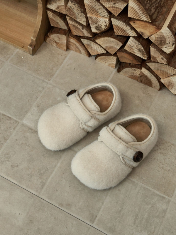 Talveks lastele villase ülaosaga, fleece voodriga, libisemiskindla tallaga ja Velcro kinnitusega