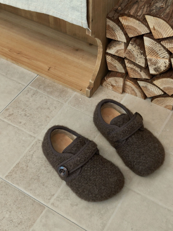 Talveks lastele villase ülaosaga, fleece voodriga, libisemiskindla tallaga ja Velcro kinnitusega