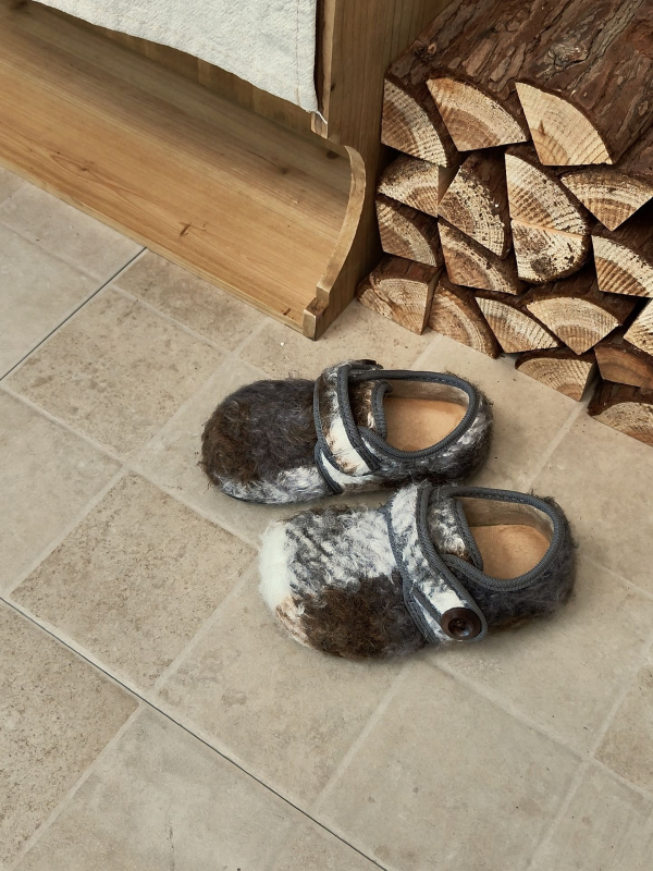 Talveks lastele villase ülaosaga, fleece voodriga, libisemiskindla tallaga ja Velcro kinnitusega