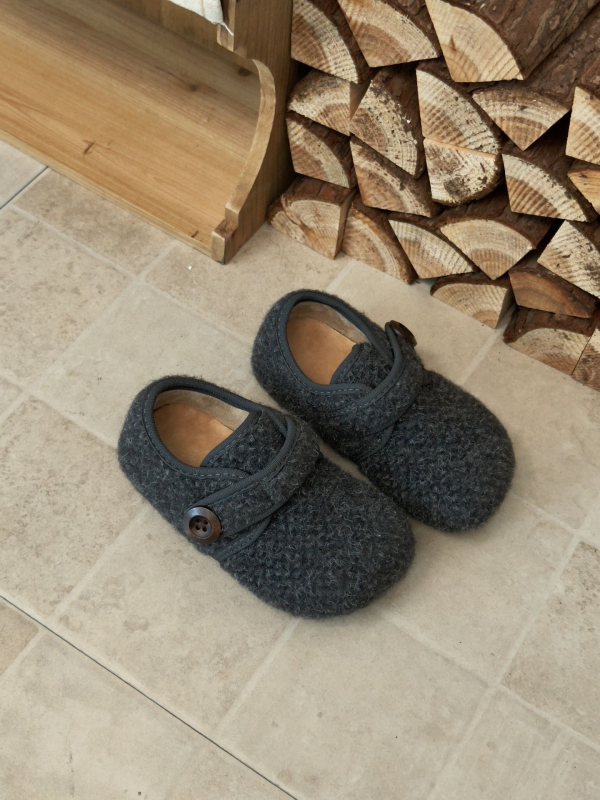 Talveks lastele villase ülaosaga, fleece voodriga, libisemiskindla tallaga ja Velcro kinnitusega