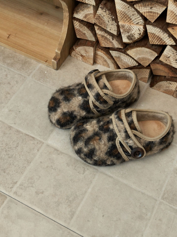 Talveks lastele villase ülaosaga, fleece voodriga, libisemiskindla tallaga ja Velcro kinnitusega