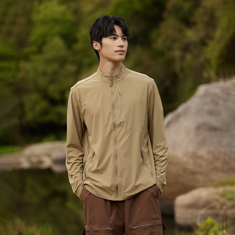 Muški ljetni lagani vanjski trench kaput s UV zaštitom UPF50+, prozračan i brzo se suši, tkanina 87% najlon, 13% spandex, s stojećim ovratnikom