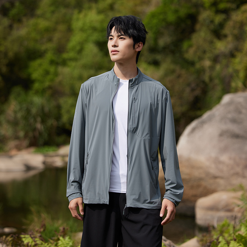 Muški ljetni lagani vanjski trench kaput s UV zaštitom UPF50+, prozračan i brzo se suši, tkanina 87% najlon, 13% spandex, s stojećim ovratnikom