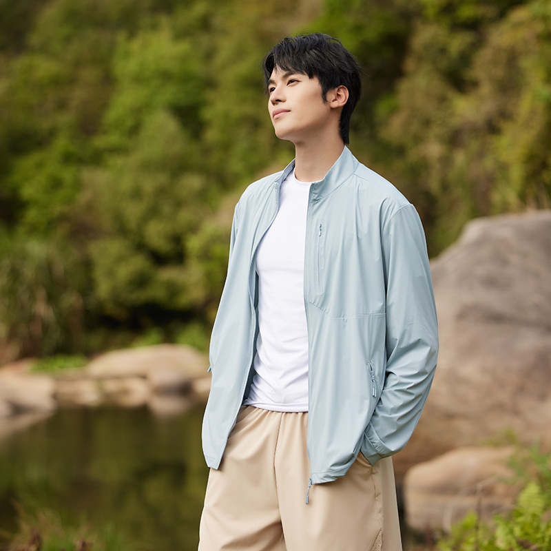 Muški ljetni lagani vanjski trench kaput s UV zaštitom UPF50+, prozračan i brzo se suši, tkanina 87% najlon, 13% spandex, s stojećim ovratnikom
