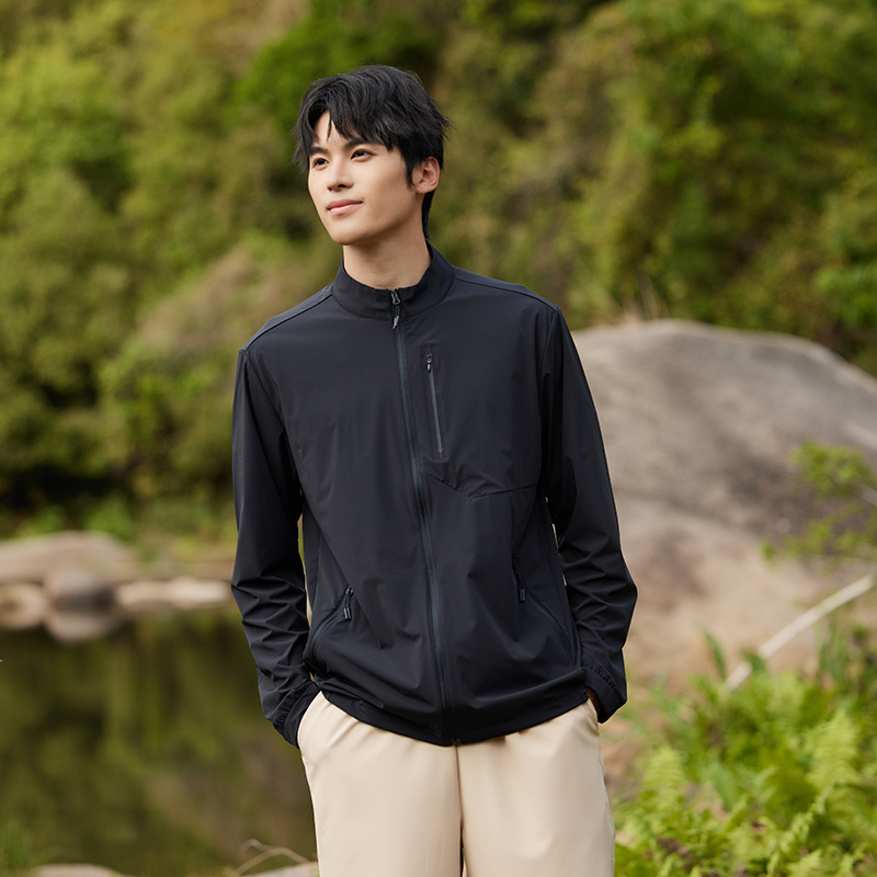 Muški ljetni lagani vanjski trench kaput s UV zaštitom UPF50+, prozračan i brzo se suši, tkanina 87% najlon, 13% spandex, s stojećim ovratnikom