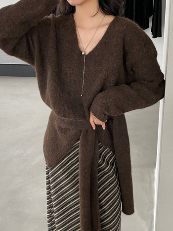 Kaheosaline kudumiskomplekt villaseguga: V-kaelaga pullover, pikad varrukad, lõtv lõige, ühetooniline